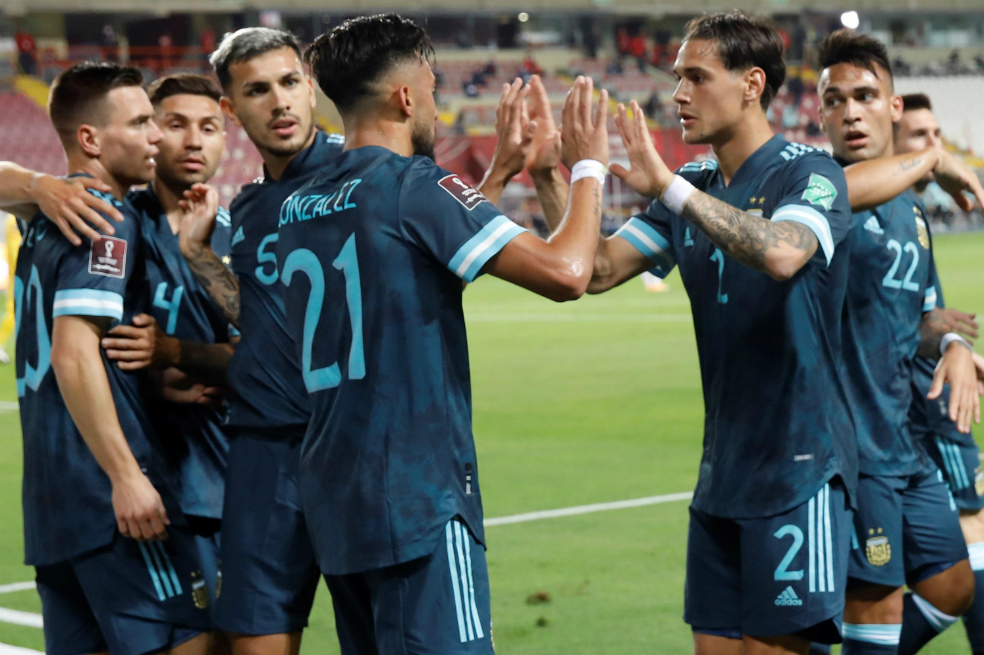 Argentina se divirtió en Lima y venció a Perú