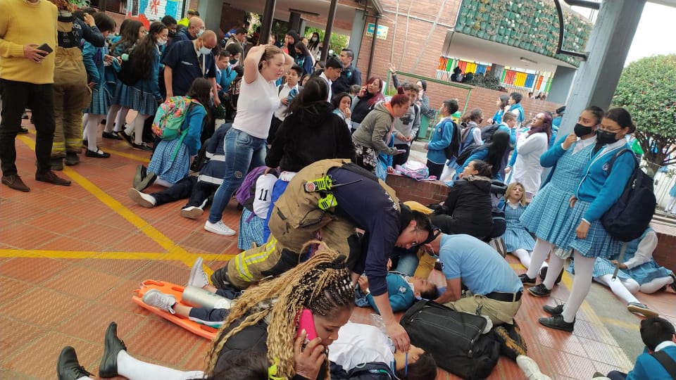 Bogotá: menores intoxicados por presunta inhalación de gases en colegio de Bosa