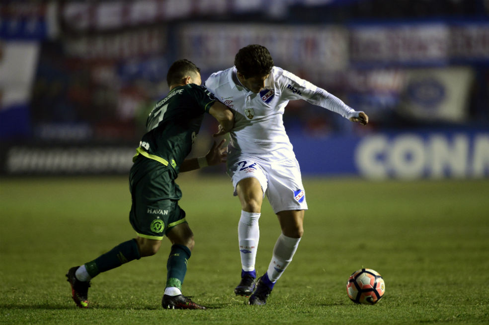 Jugador de Chapecoense expulsado por tocarle la cola a un rival