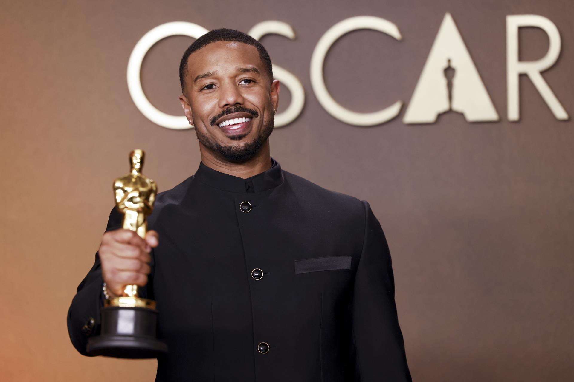 Con estatuilla en mano, Michael B. Jordan celebró su Oscar en un restaurante de hamburguesas