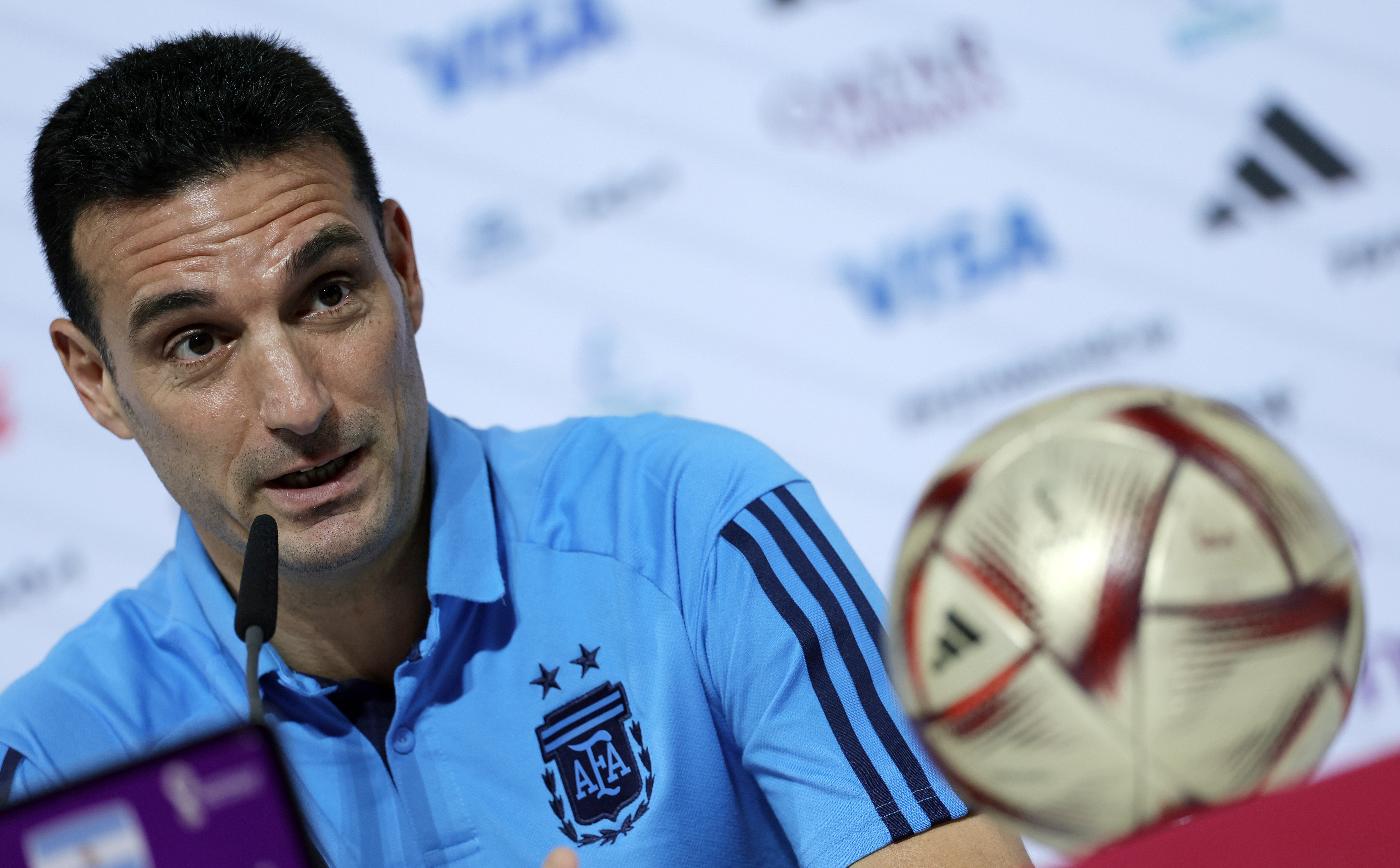 Doha (Qatar), 17/12/2022.- Argentina's head coach Lionel Scaloni speaks during a press conference in Doha, Qatar, 17 December 2022. Argentina will face France in their FIFA World Cup 2022 Final in Lusail on 18 December. (Mundial de Fútbol, Francia, Estados Unidos, Catar) EFE/EPA/RONALD WITTEK