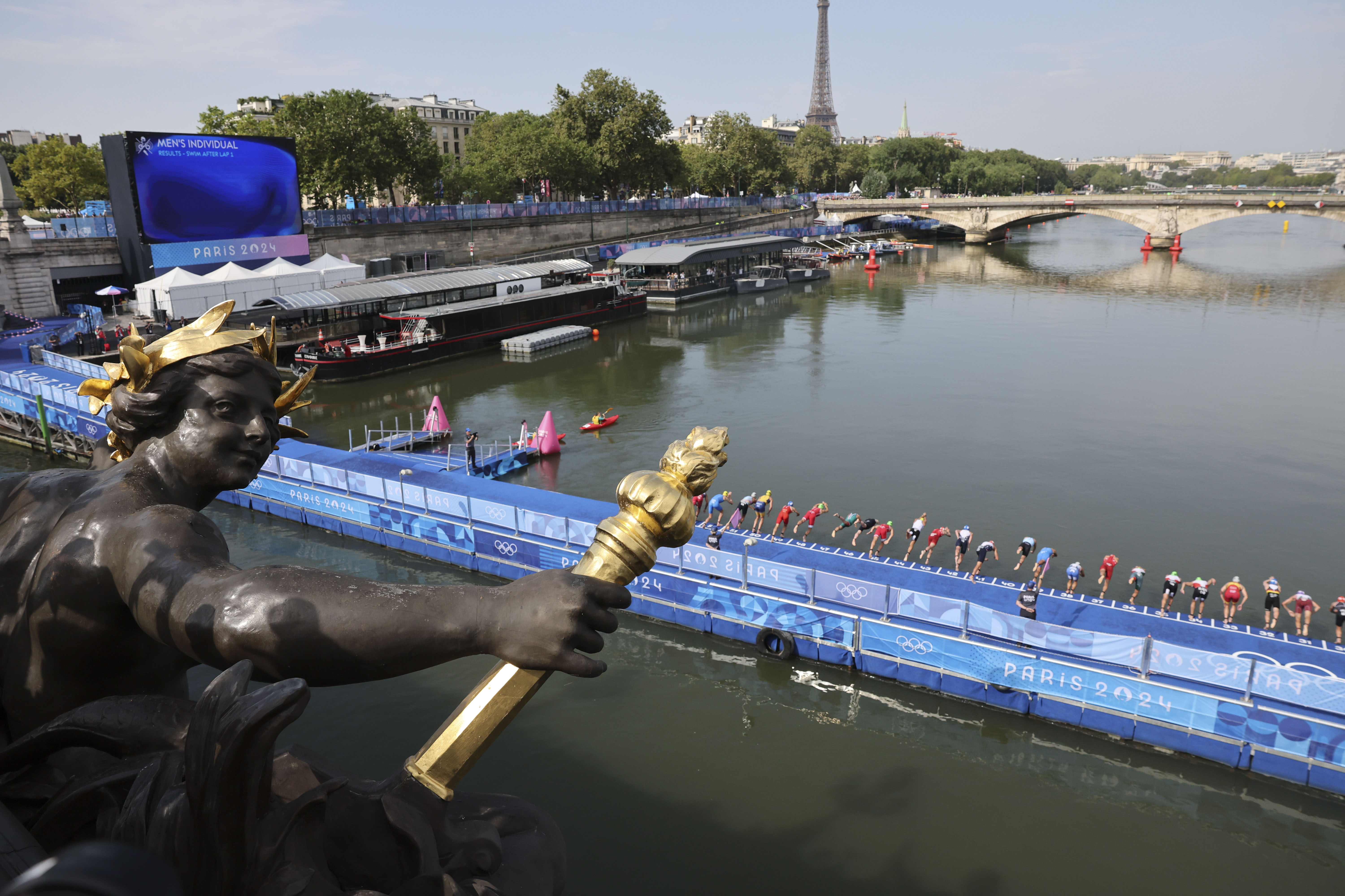 PARÍS, 31/07/2024.- Los triatletas se lanzan al río Sena para competir en la primera etapa de la prueba de triatlón femenino de los Juegos Olímpicos de París 2024 este miércoles en París, Francia. EFE/ Miguel Gutiérrez