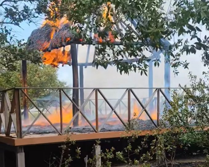 Investigan incendio que destruyó aula ambiental en playa de Puerto Colombia