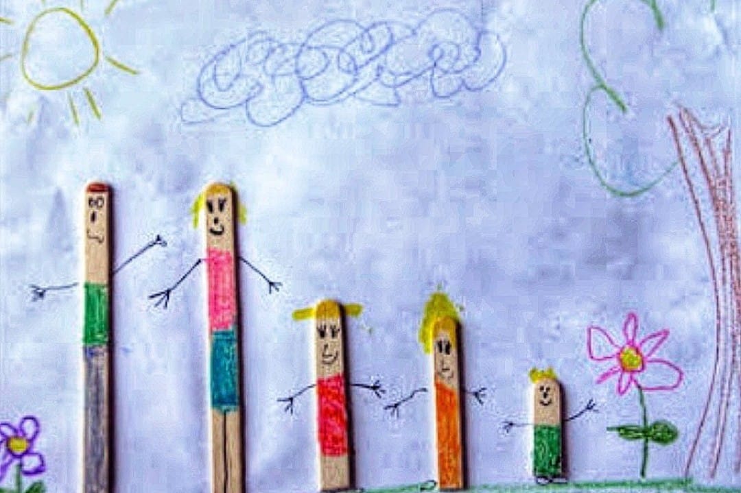 Trabajo hecho por Alejandra Azcárate en su infancia en el que muestra a su 'familia' y amiga imaginaria.