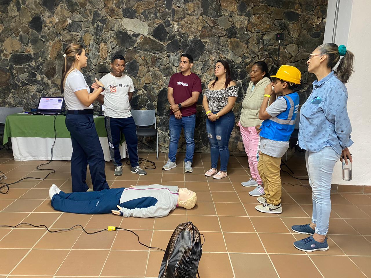Practicantes aprenden de funciones básicas de reanimación con simuladores