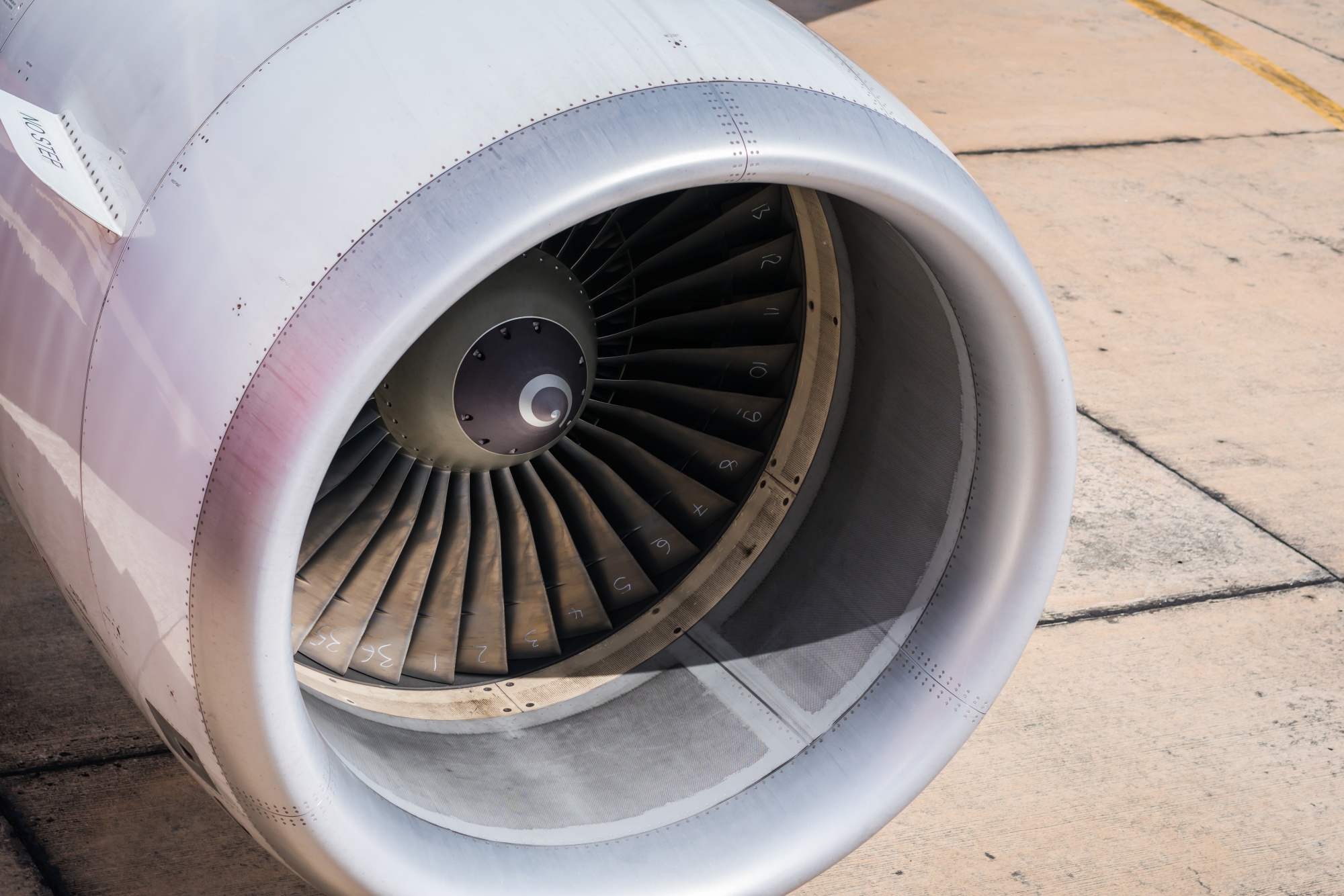 Hombre murió succionado por el motor de un avión en un aeropuerto italiano