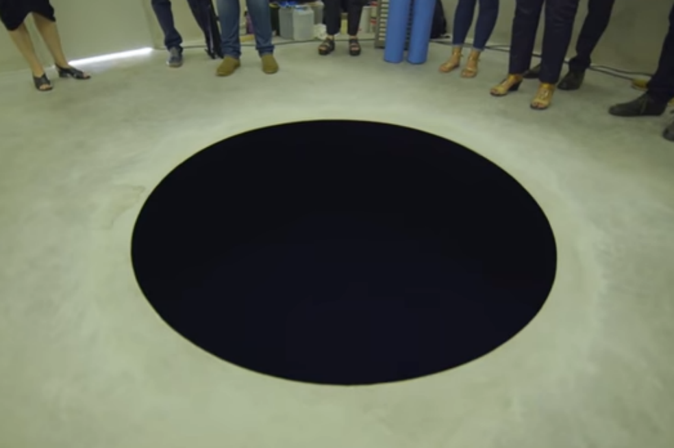 Hombre confunde obra de arte con un círculo y cae a un abismo