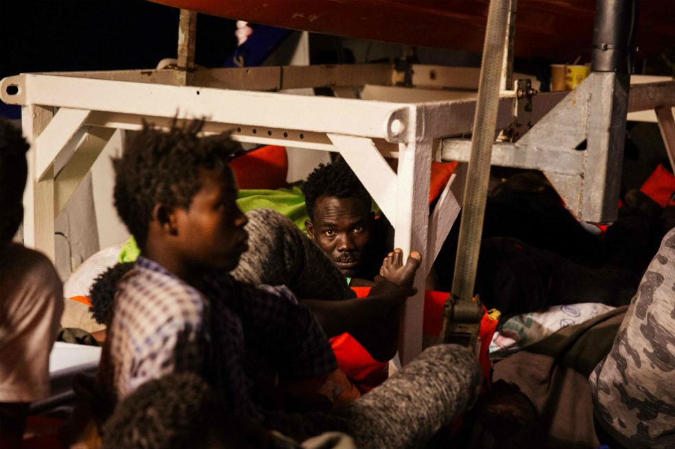 Malta recibe a uno de los barcos cargados con migrantes