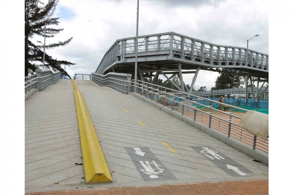 Mujer cayó de puente peatonal en el noroccidente de Bogotá