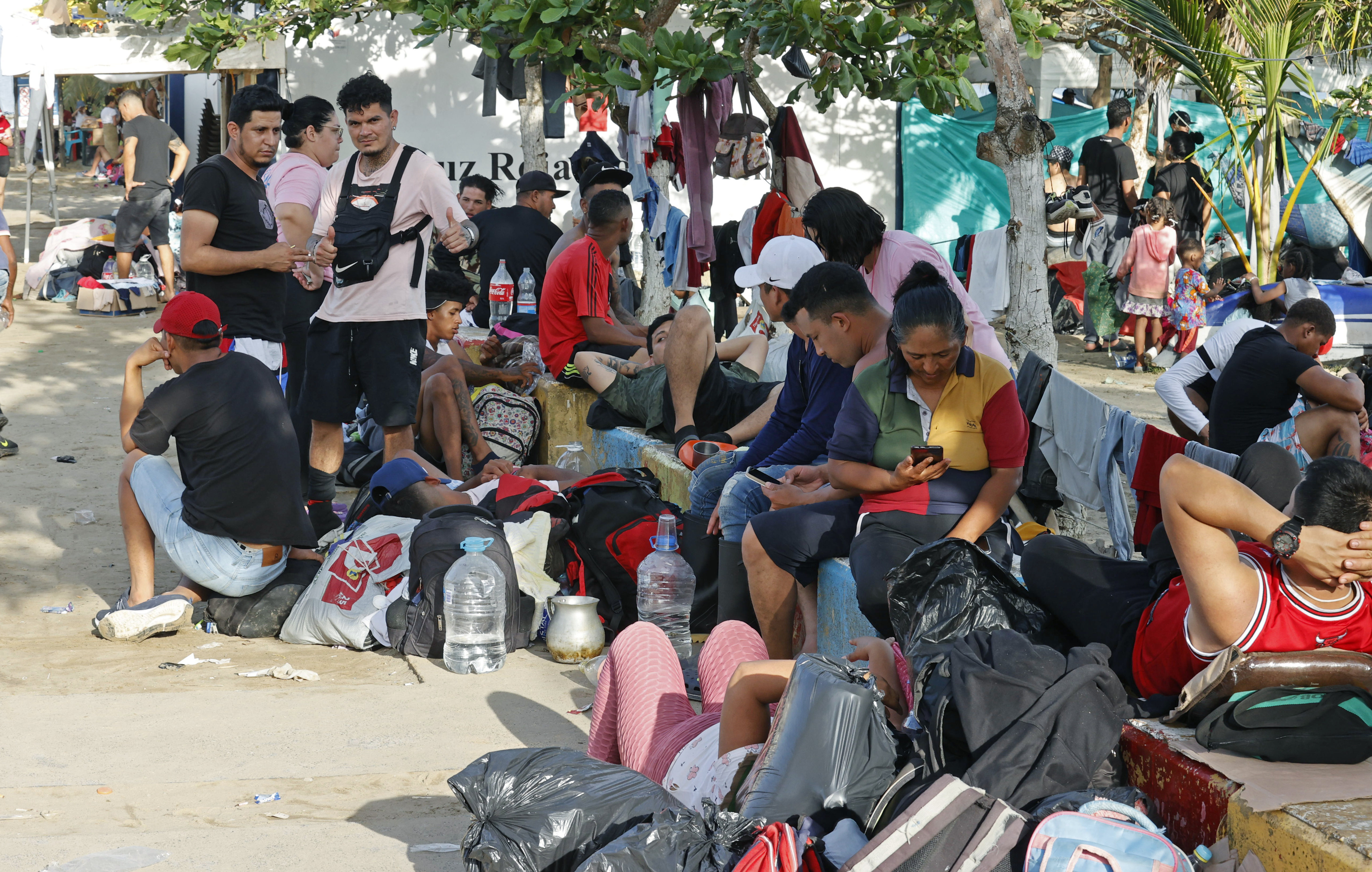 ACOMPAÑA CRÓNICA: COLOMBIA CRISIS MIGRATORIA. AME2685. NECOCLÍ (COLOMBIA), 07/10/2022.- Migrantes esperan para abordar una lancha hacia la frontera con Panamá, el 6 de octubre de 2022, en Necocli (Colombia). En el pueblo colombiano de Necoclí ya se acostumbraron a que a diario cientos de personas acampen en sus playas a la espera de coger las lanchas que los llevan a la frontera de Panamá en una travesía migratoria hacia EE.UU. que crece cada día y amenaza con "explotar". EFE/ Mauricio Dueñas Castañeda