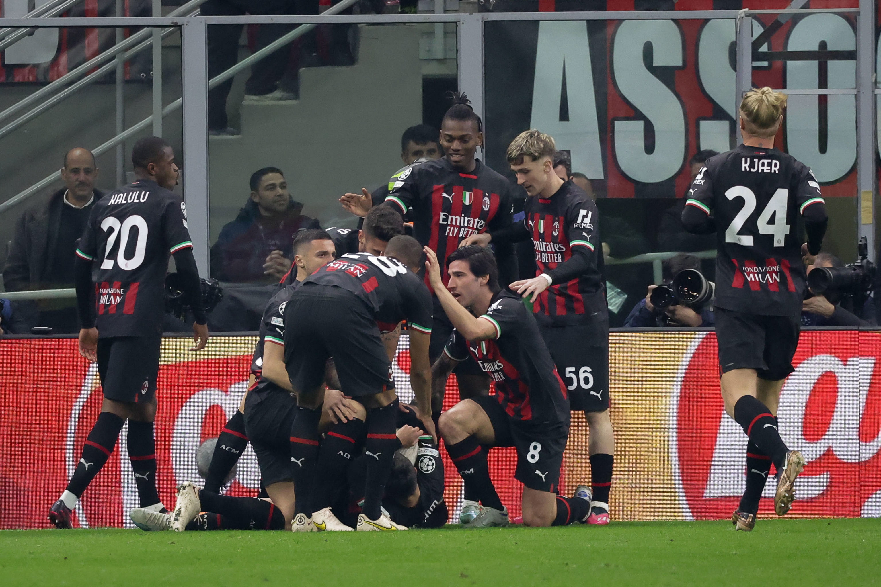 Milan (Italy), 14/02/2023.- AC Milan players celebrate the 1-0 during the UEFA Champions League Round of 16, 1st leg match between AC Milan and Tottenham Hotspur at Stadio San Siro in Milan, Italy, 14 February 2023. (Liga de Campeones, Italia) EFE/EPA/Roberto Bregani
