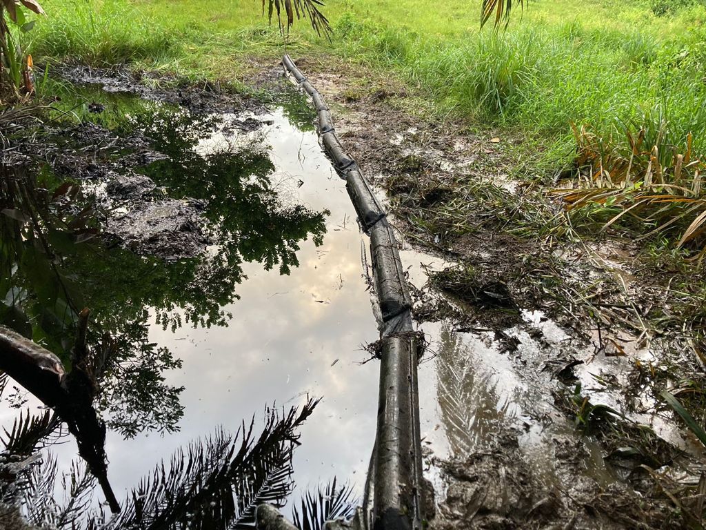 Derrame de petróleo tras ataque a oleoducto en Barrancabermeja, Santander