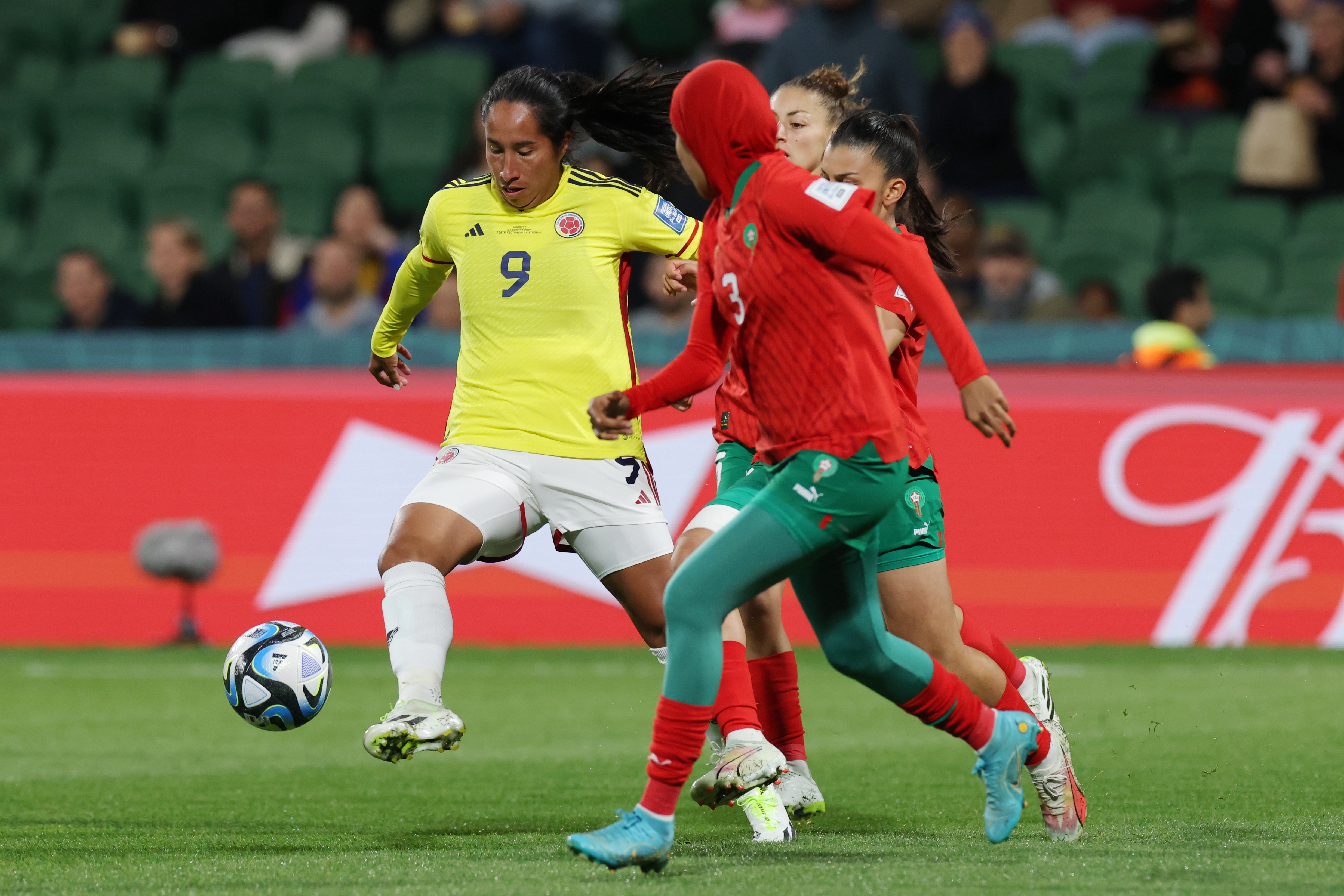 Perth (Australia), 03/08/2023.- Mayra Ramirez (L) of Colombia in action during the FIFA Women's World Cup 2023 soccer match between Morocco and Colombia at Perth Rectangular Stadium in Perth, Australia, 03 August 2023. (Mundial de Fútbol, Marruecos) EFE/EPA/RICHARD WAINWRIGHT EDITORIAL USE ONLY AUSTRALIA AND NEW ZEALAND OUT
