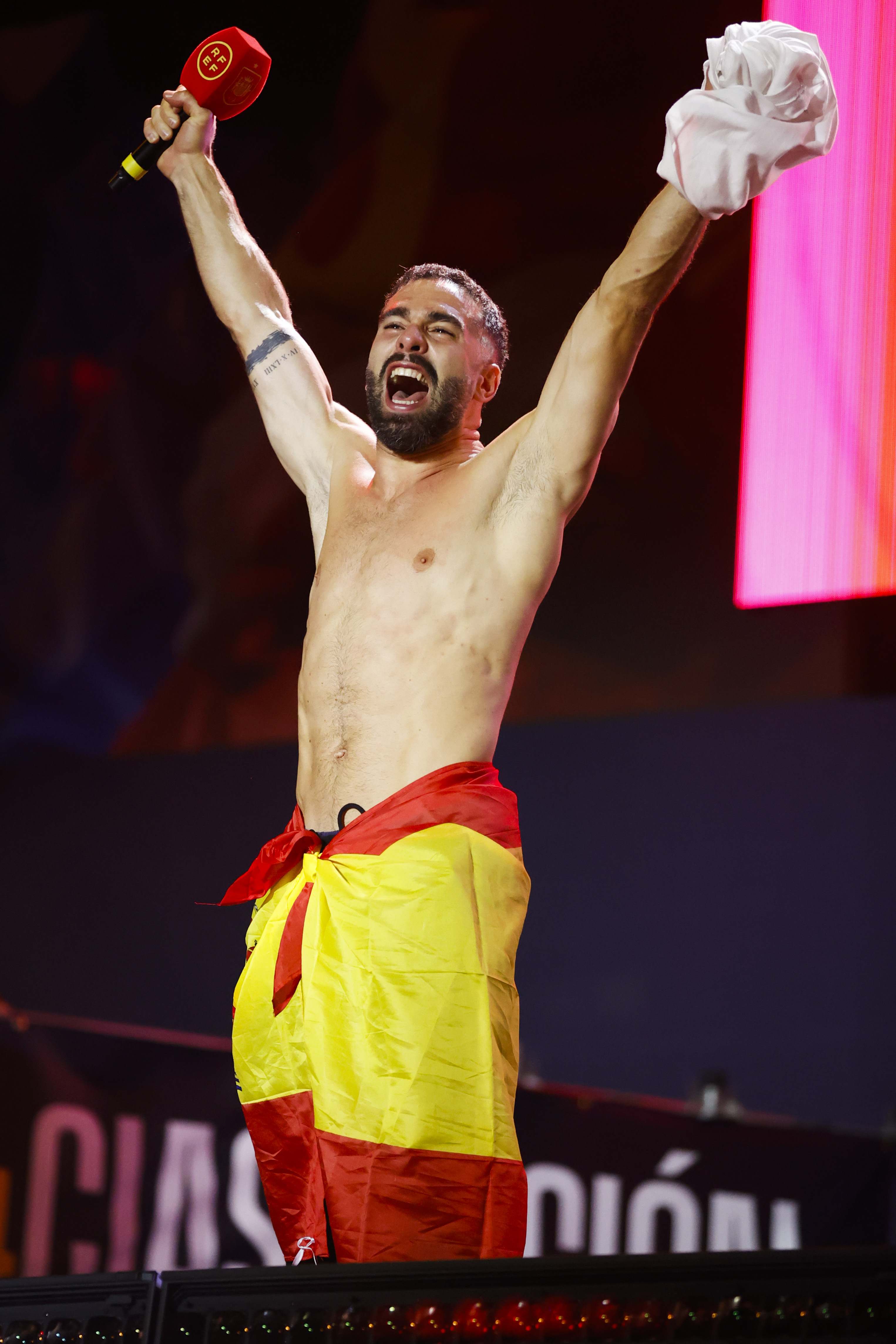 MADRID, 15/07/2024.- El jugador de la selección española, Dani Carvajal, durante la celebración este lunes en Cibeles del título de campeones de la Eurocopa conseguido tras vencer ayer en la final a Inglaterra disputada en el estadio Olímpico de Berlín. EFE / JP Gandul.
