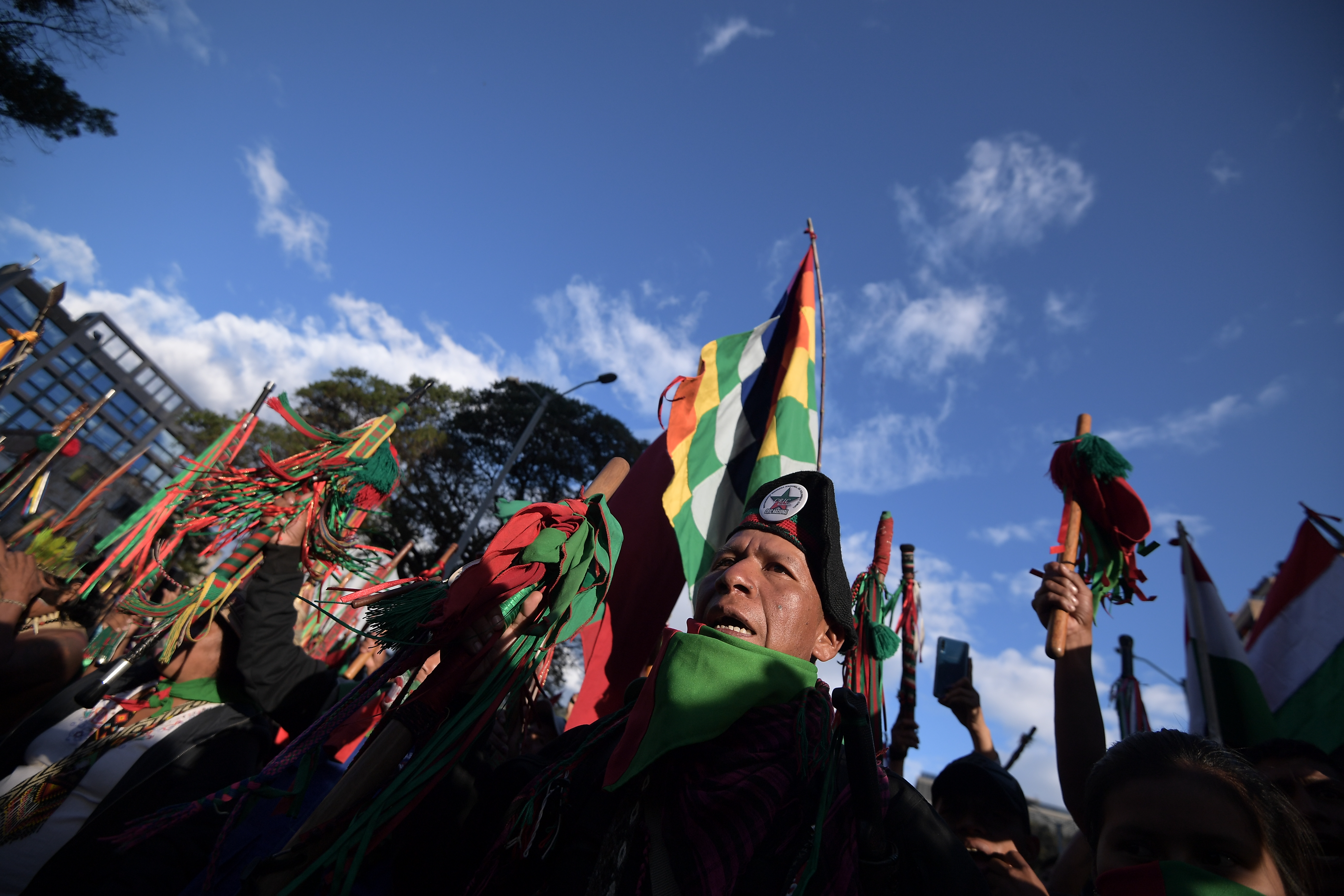 Concierto en el Parque de los Hippies, en Bogotá, lugar al que llegaron los representantes de la Guardia Indígena del Cauca quienes fueron recibidos con un sentido homenaje organizado por la Orquesta Filarmónica Popular. Allí, se reunieron también estudiantes de la Universidad Nacional y manifestantes que con arengas y cantos exaltaron la cultura indígena colombiana.