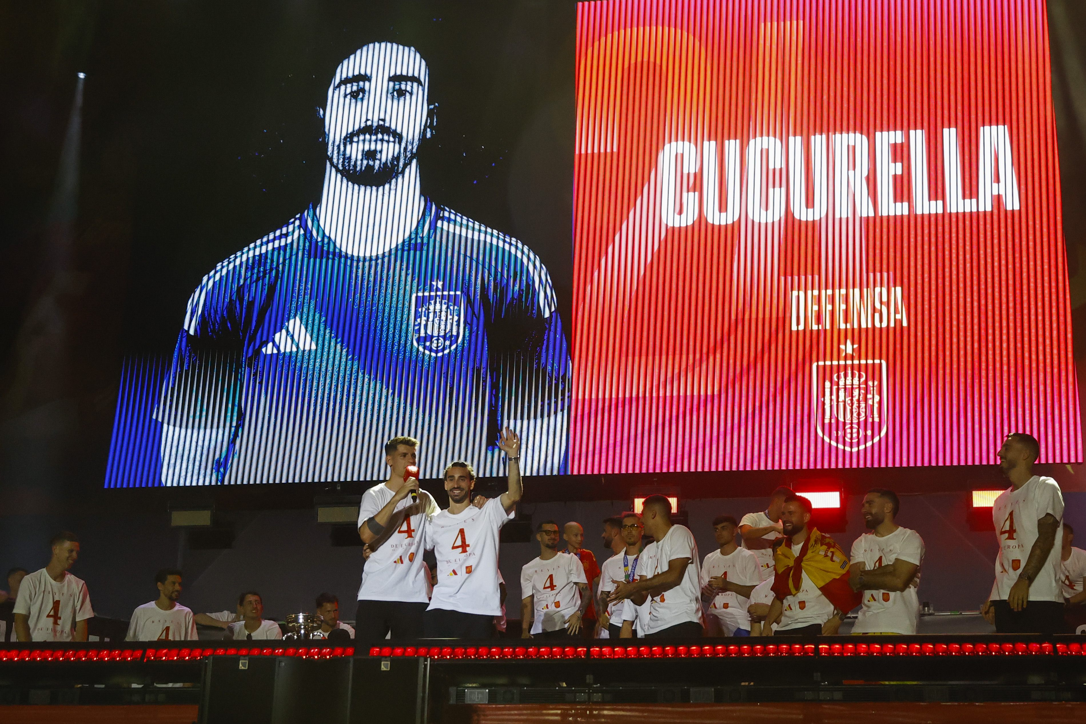 MADRID, 15/07/2024.- Los jugadores de la selección española Álvaro Morata y Cucurella durante la celebración este lunes en Cibeles del título de campeones de la Eurocopa conseguido tras vencer ayer en la final a Inglaterra disputada en el estadio Olímpico de Berlín. EFE / JP Gandul.
