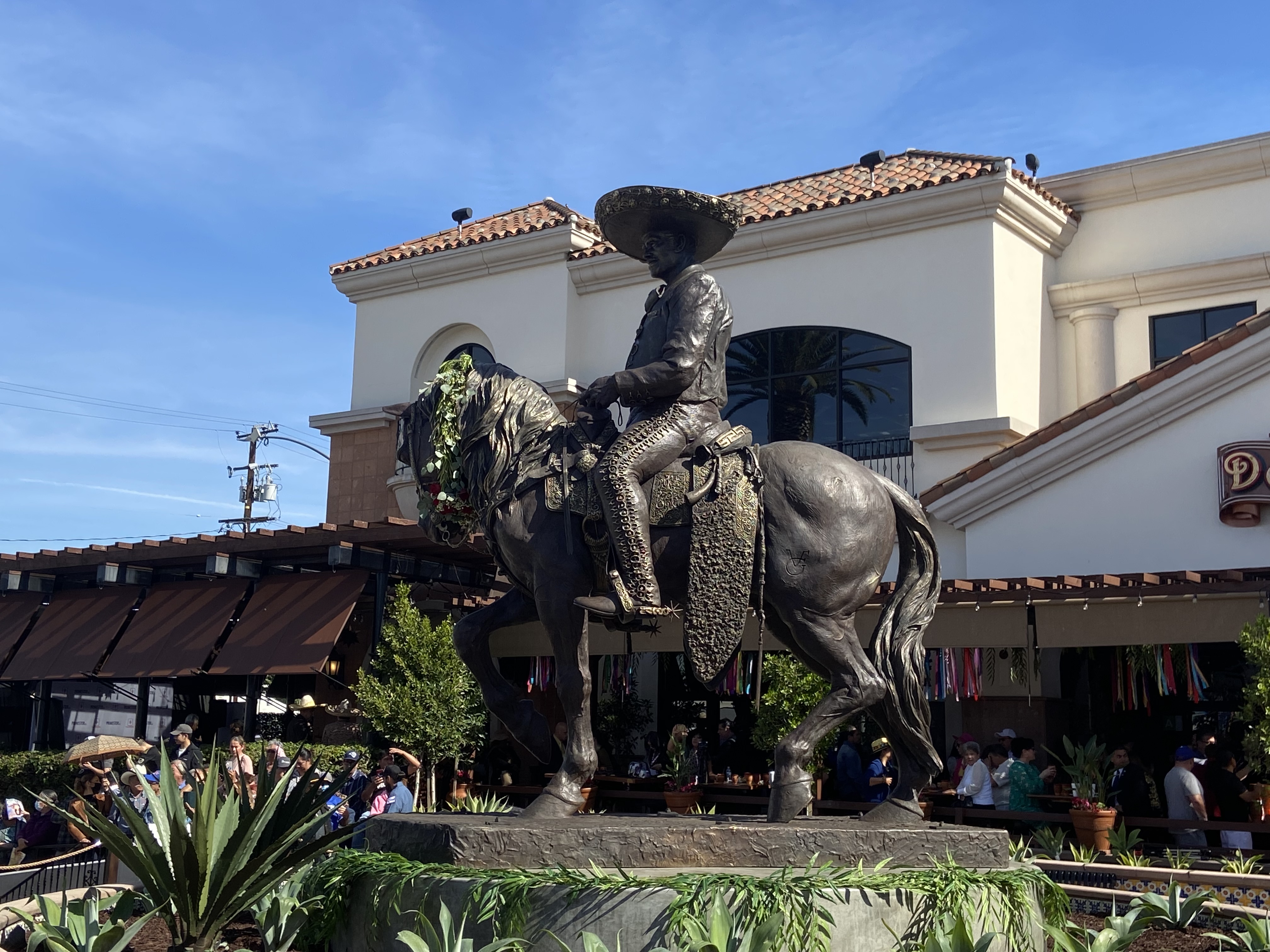 Los Ángeles erige una estatua de 3,7 metros en honor a Vicente Fernández