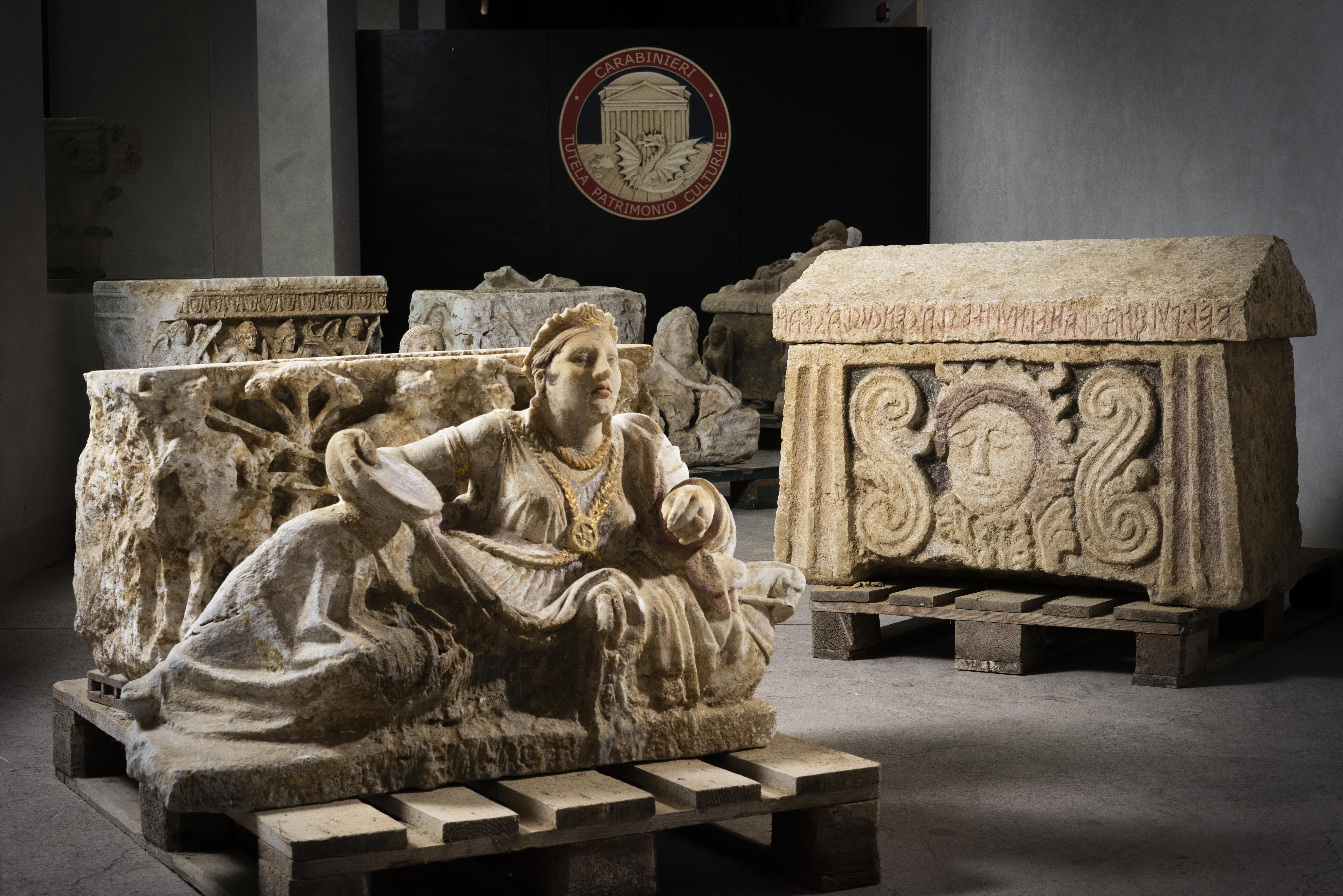 ROMA, 19/11/2024.- La unidad de protección y recuperación de patrimonio cultural de los Carabineros, la Policía militarizada de Italia, identificó la excavación ilegal de un yacimiento etrusco y confiscó objetos arqueológicos de esta civilización antigua, entre ellos urnas funerarias a la venta en el mercado clandestino de antigüedades, informó hoy este cuerpo de seguridad en un comunicado. Los bienes incautados incluyen dos sarcófagos, ocho urnas etruscas "perfectamente conservadas" con "excepcional valor histórico y artístico" y "objetos funerarios relacionados" de en torno al siglo III a.C., pertenecientes al período helenístico, detalló en una nota el Ministerio de Cultura italiano.-EFE/ Comando Generale dell arma Dei Carabinieri ***SOLO USO EDITORIAL/SOLO DISPONIBLE PARA ILUSTRAR LA NOTICIA QUE ACOMPAÑA (CRÉDITO OBLIGATORIO)***