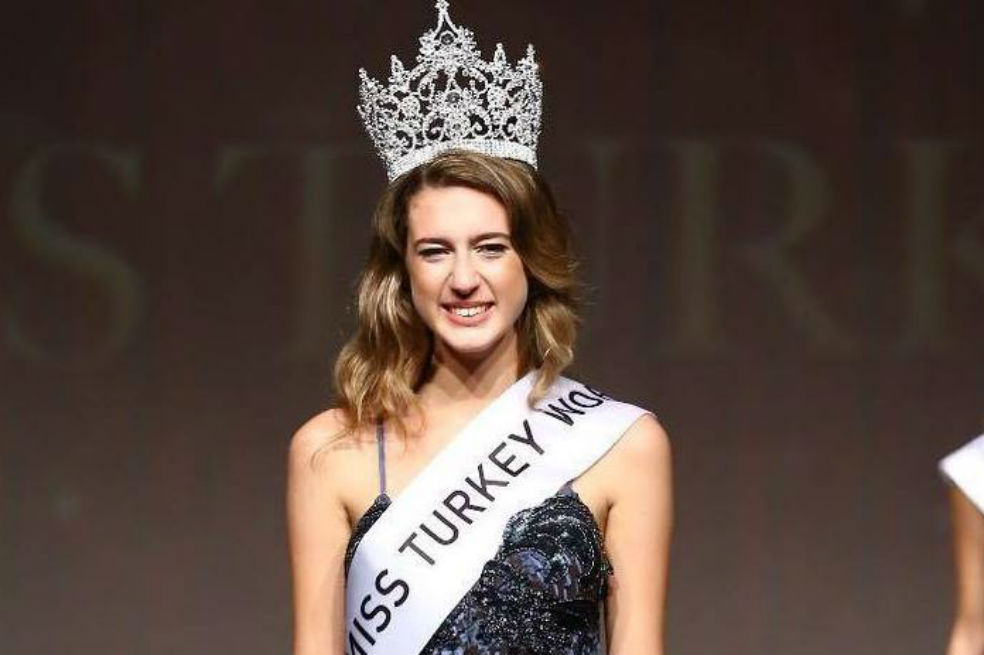 Piden cárcel para una reina que comparó su menstruación con el golpe de Estado en Turquía