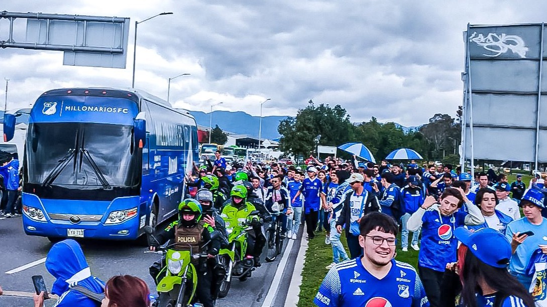 El afectuoso recibimiento de hinchas de Millonarios al equipo en El Dorado: video