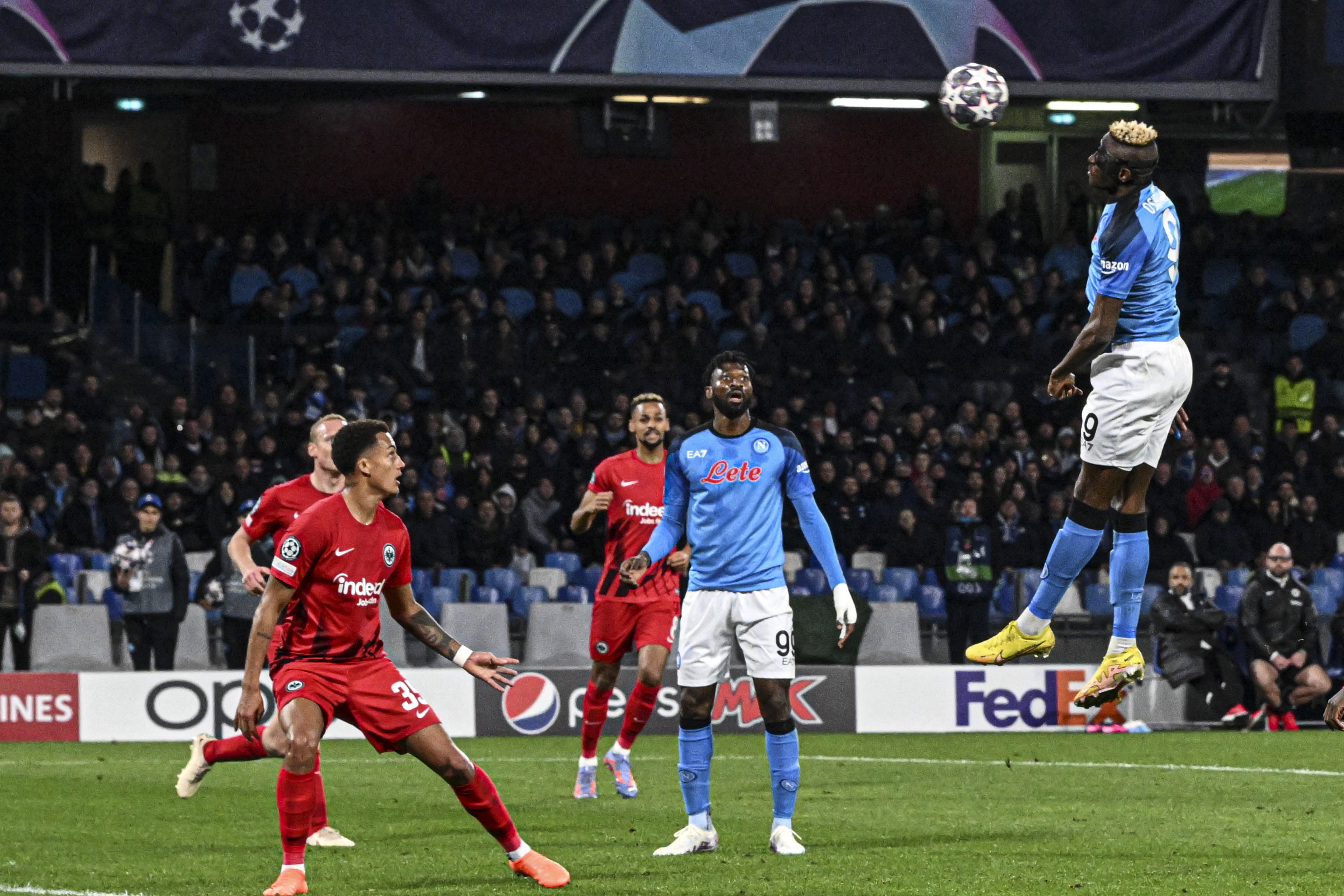 Naples (Italy), 15/03/2023.- Napoli's forward Victor Osimhen (R) scores the 1-0 during the UEFA Champions League Round of 16, 2nd leg match between SSC Napoli and Eintracht Frankfurt, in Naples, Italy, 15 March 2023. (Liga de Campeones, Italia, Nápoles) EFE/EPA/CIRO FUSCO