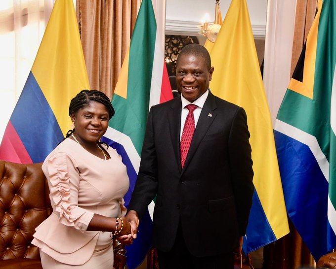 En Sudáfrica, la vicepresidenta tuvo su primer encuentro de alto nivel: con Paul Mashatile, vicepresidente de esa nación. Tres propuestas le hizo la vicepresidenta colombiana: que Sudáfrica sea garante en los diálogos de la Paz Total en Colombia, que abra una embajada en territorio colombiano y que realicen una visita oficial a este país latinoamericano.