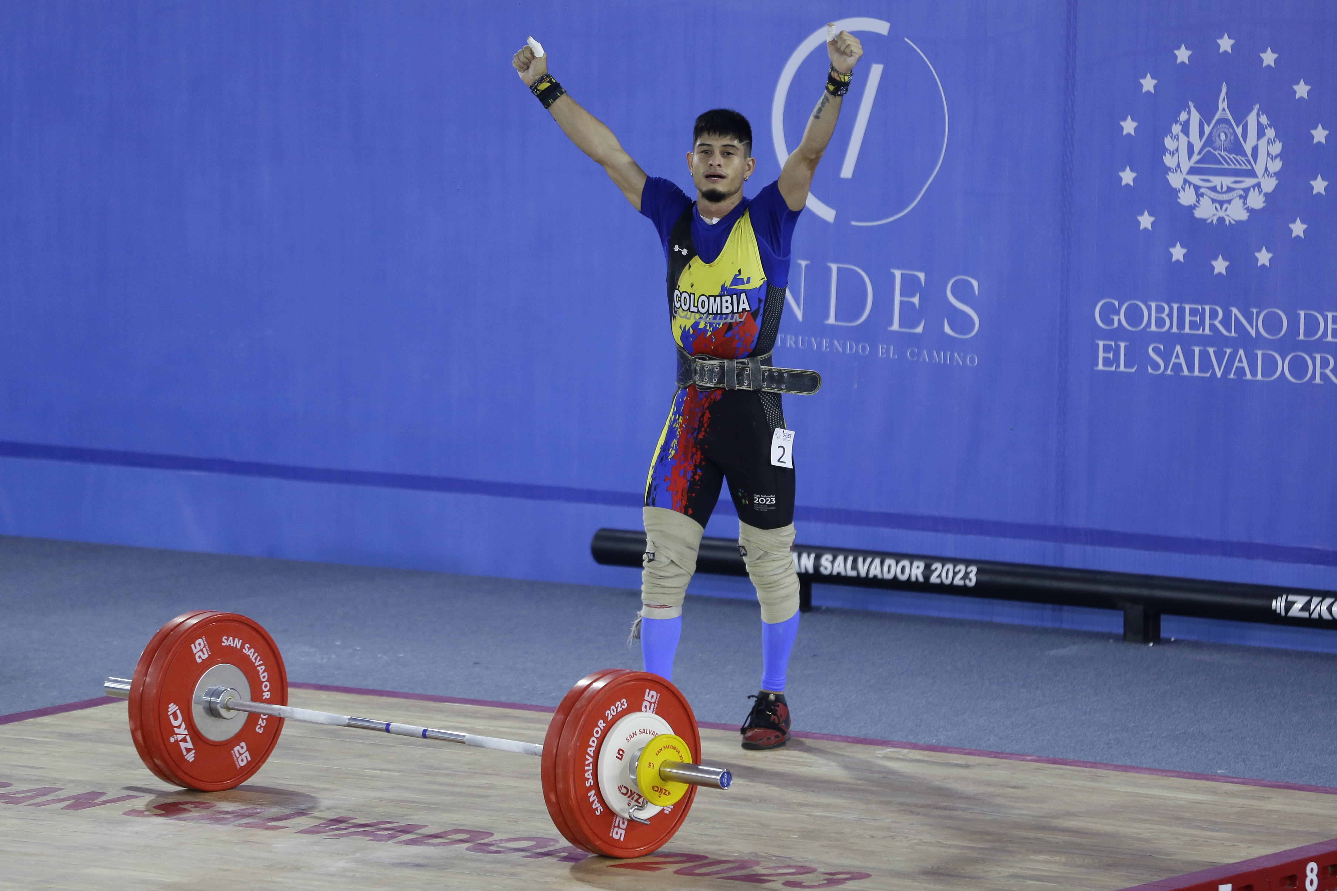 AMDEP4626. SAN SAN SALVADOR (EL SALVADOR), 24/06/2023.- Miguel Suárez de Colombia celebra al ganar hoy, en levantamiento de pesas envión 55kg masculino durante los Juegos Centroamericanos y del Caribe en San Salvador (El Salvador). EFE/ Carlos Lemos