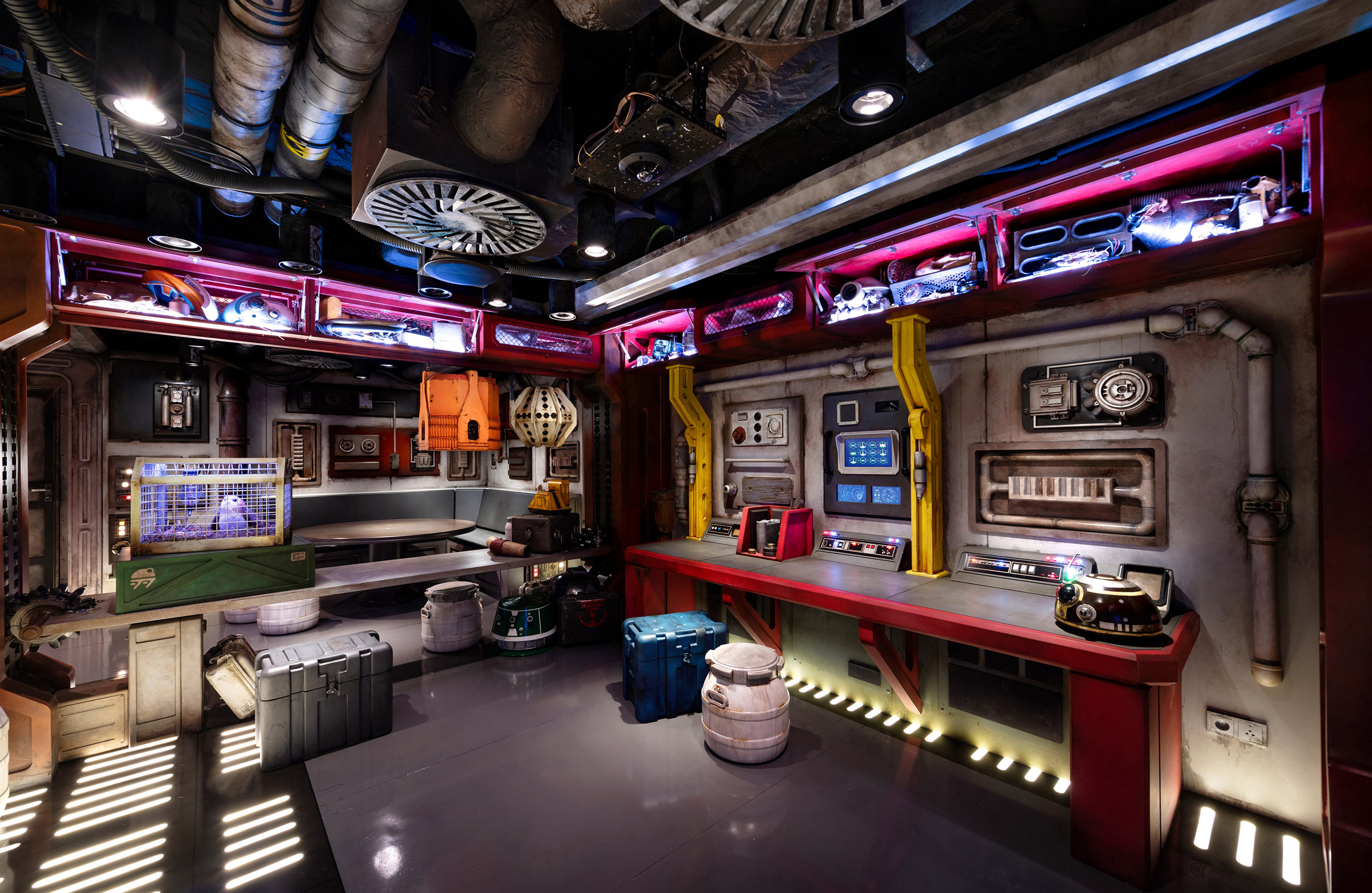 En Star Wars: Cargo Bay en Disney's Oceaneer Club, las peculiares criaturas y los personajes legendarios de una galaxia muy, muy lejana toman el centro del escenario mientras los niños se sumergen en su propia historia de Star Wars y asumen el papel de cuidadores de criaturas y aprenden a manejar un Traviesa colección de seres exóticos.