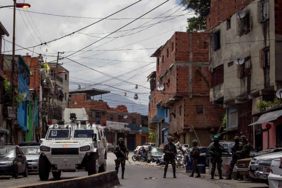 La Guardia Nacional Bolivariana (GNB) de Venezuela desplegó este lunes un vasto operativo contra la delincuencia en una populosa zona del oeste de Caracas, con soldados y policías apoyados por tanquetas y helicópteros. /EFE
