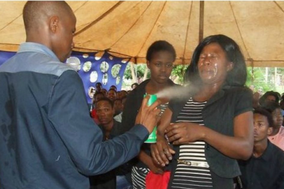 Los actos de fe de un pastor sudafricano: rociar insecticida y asfixiar con bafles