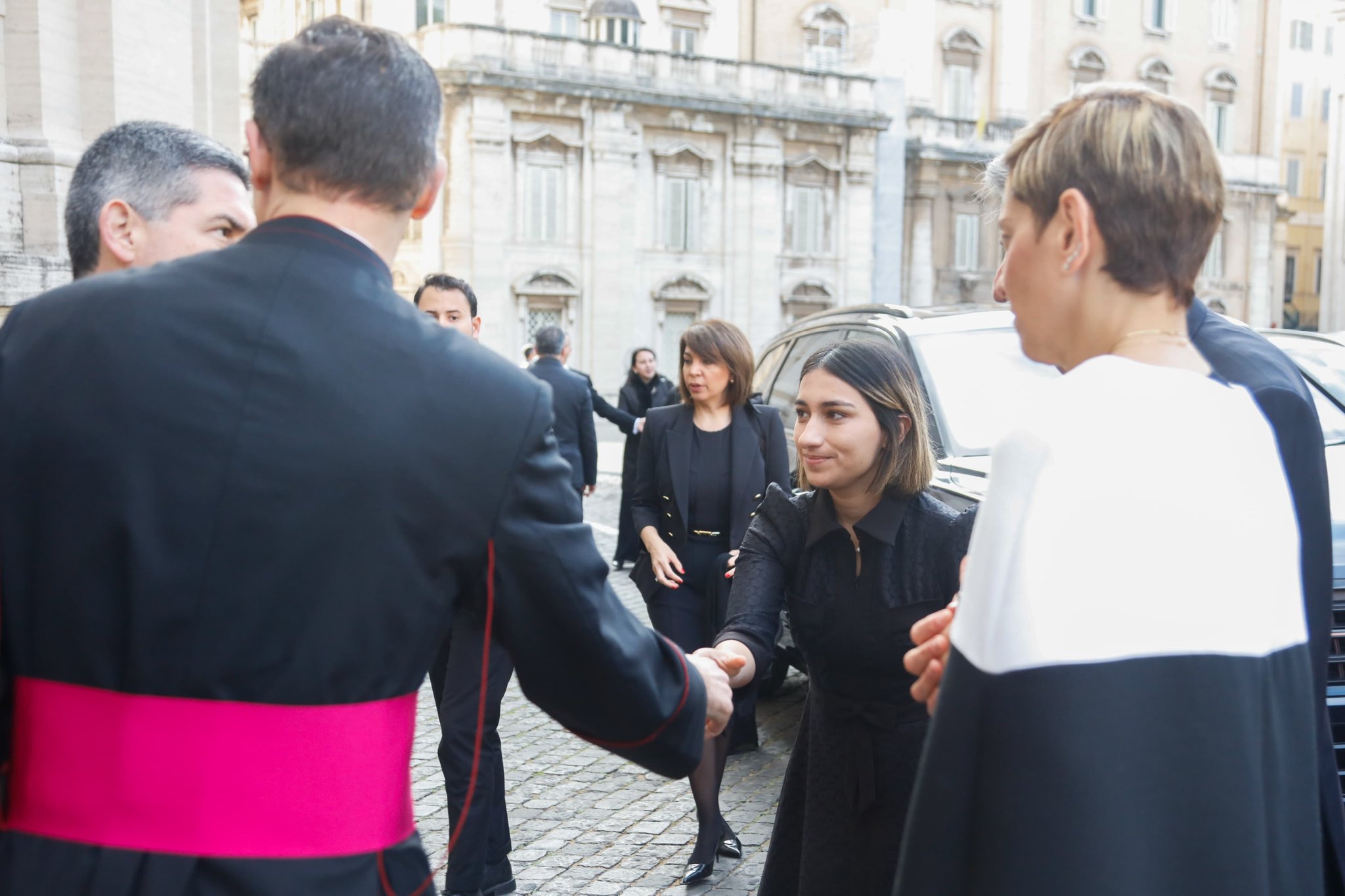La canciller Laura Sarabia y la primera dama Verónica Alcocer encabezaron la representación del Gobierno colombiano este sábado en el Vaticano.