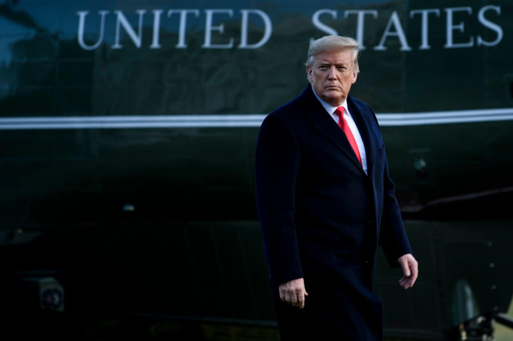 Trump echa a dos miembros de su gobierno que testificaron en investigación del juicio político