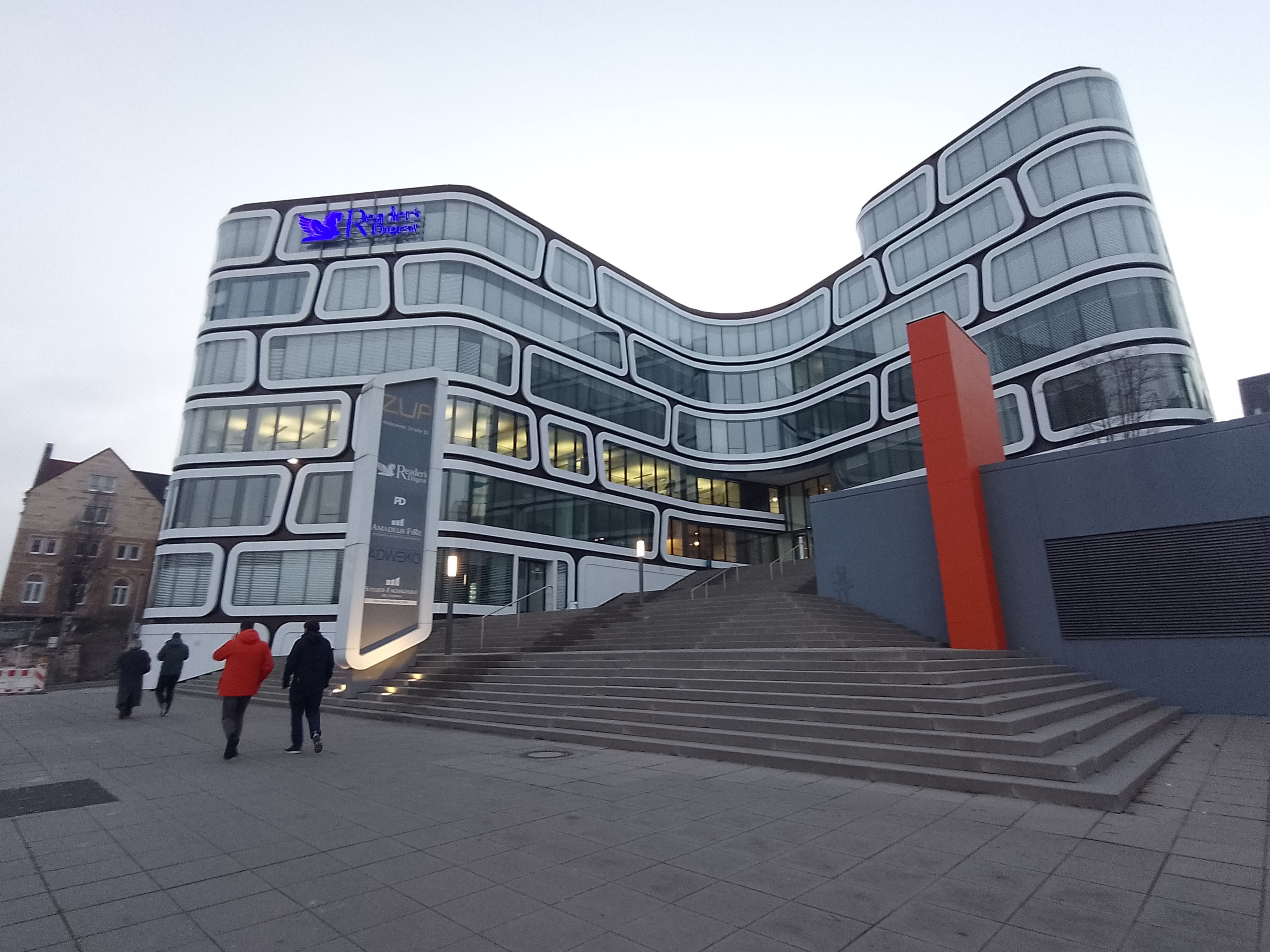 Creado por el arquitecto Wolfgang Kergabner el edificio ZUp, es un ejemplo  sencillo, sobrio y muy elegante de arquitectura futurista.