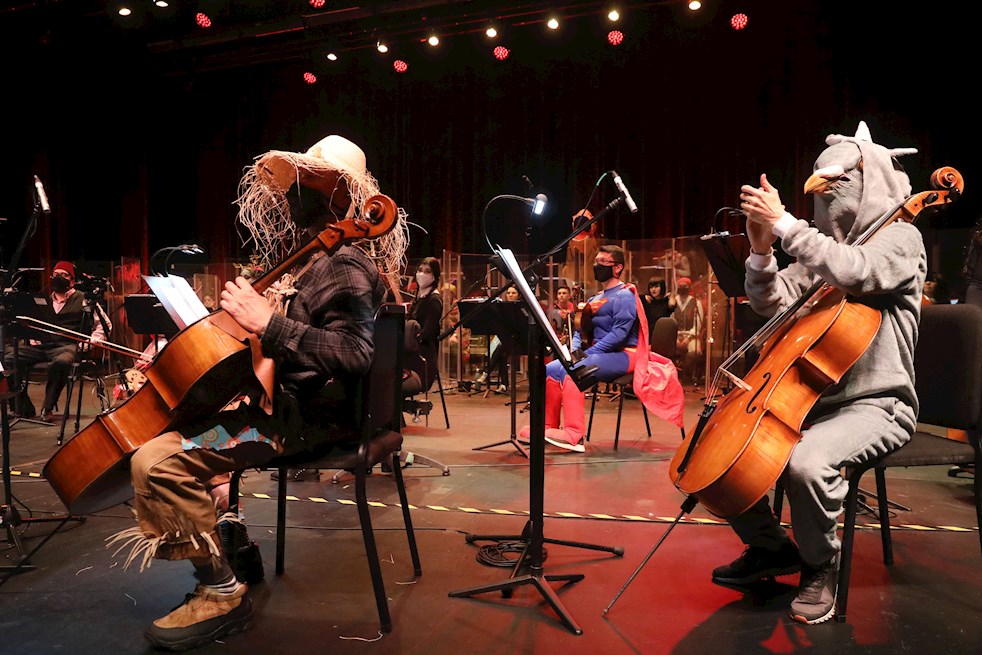 Músicos de la Orquesta Filarmónica de Bogotá disfrazados para conmemorar el día de Halloween.