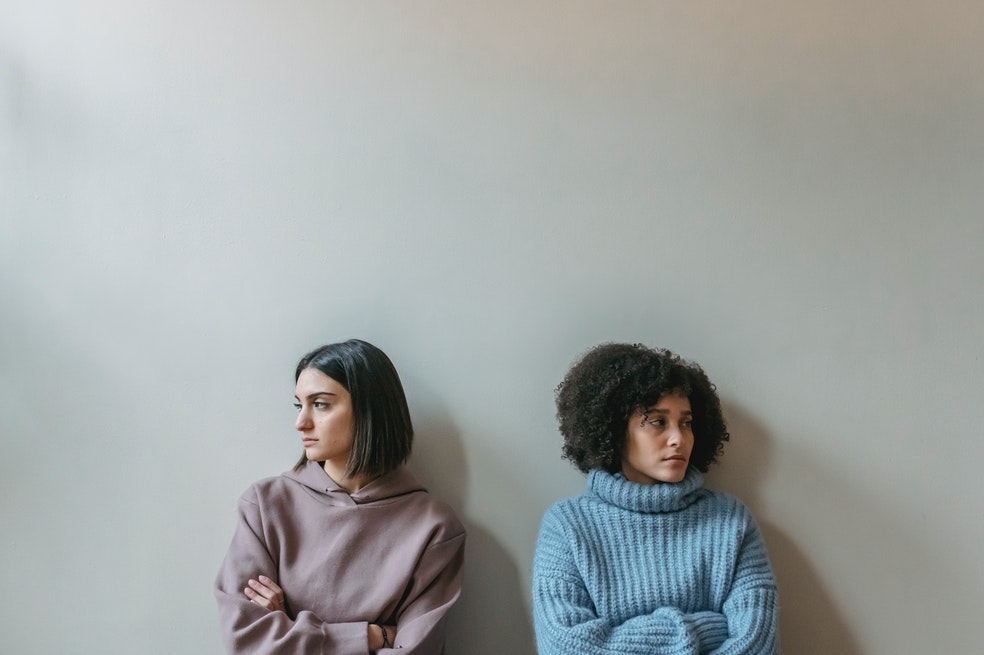 Cáncer:
Las personas de este signo pueden tener una tendencia a mentir. Sus promesas pueden ser vacías y no siempre llegan a cumplir lo que pactan. Además, pueden cambiar rápidamente de opinión y mentir para ocultar que antes dijeron una cosa que los contradiga.

Su mentalidad es compleja, por lo que no siempre quieren herir con sus mentiras. Todo lo contrario, esperan evitarle dolor a aquellos que los rodean. En otras ocasiones, los Cáncer no saben porqué terminan mintiendo. Analiza muy bien a estas personas en situaciones con mucho nivel de estrés.