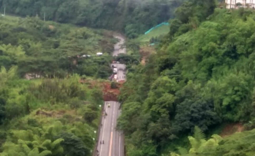 Al menos dos personas muertas por derrumbe en vía de Pereira