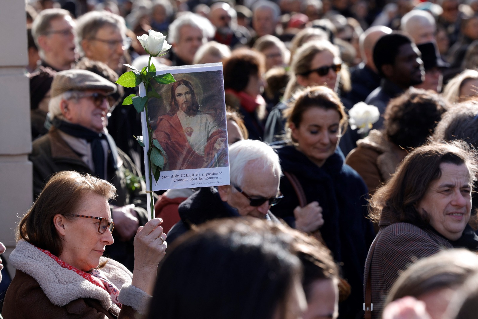 Aunque esta decisión fue celebrada por muchas personas, durante la jornada también hubo manifestaciones contra la modificación de la Constitución por parte de sectores religiosos y agrupaciones “provida”.