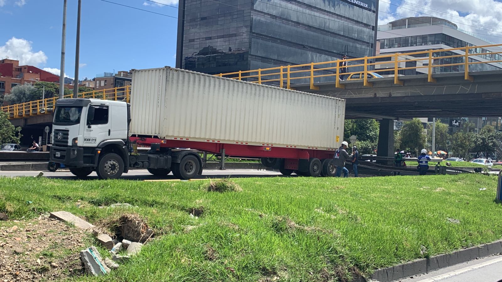Cierran carril de la Autopista Norte por choque de camión contra puente de la 116