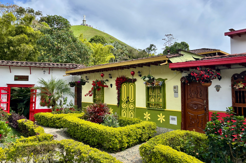 Jericó es famoso por su arquitectura colonial, calles adoquinadas y ambiente relajado. Además, es la cuna de Santa Laura Montoya, la primera santa colombiana.