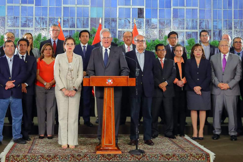 Kuczynski se queda en la presidencia peruana