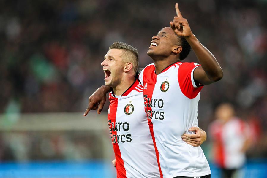 Luis Sinisterra brilló en la Conference League y anotó un triplete para Feyenoord