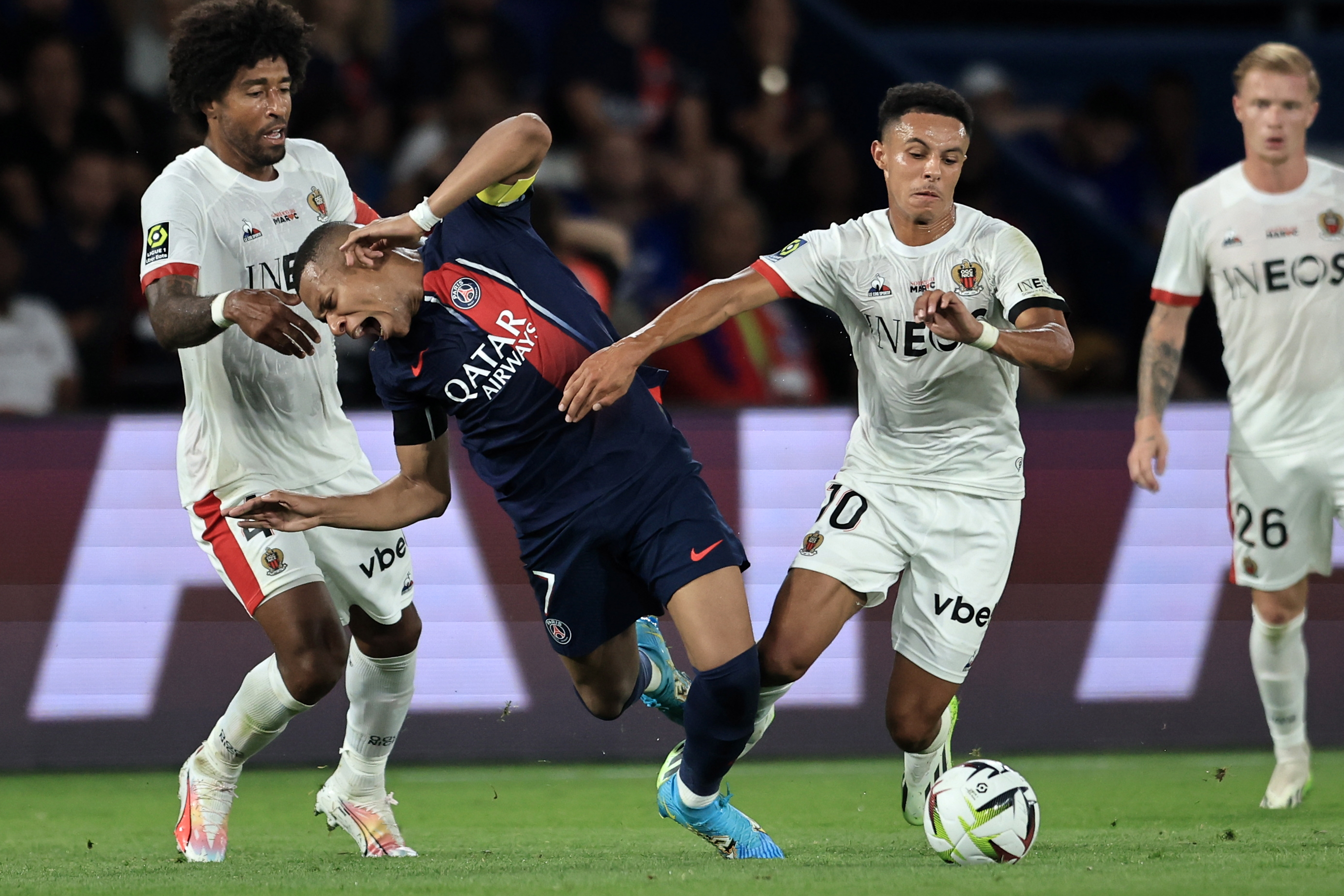 Paris (France), 15/09/2023.- Paris Saint Germain's Kylian Mbappe (C) in action against Nice'Äôs Sofiane Diop (R) during the French Ligue 1 soccer match between Paris Saint-Germain and OGC Nice in Paris, France, 15 September 2023. (Francia, Niza) EFE/EPA/CHRISTOPHE PETIT TESSON
