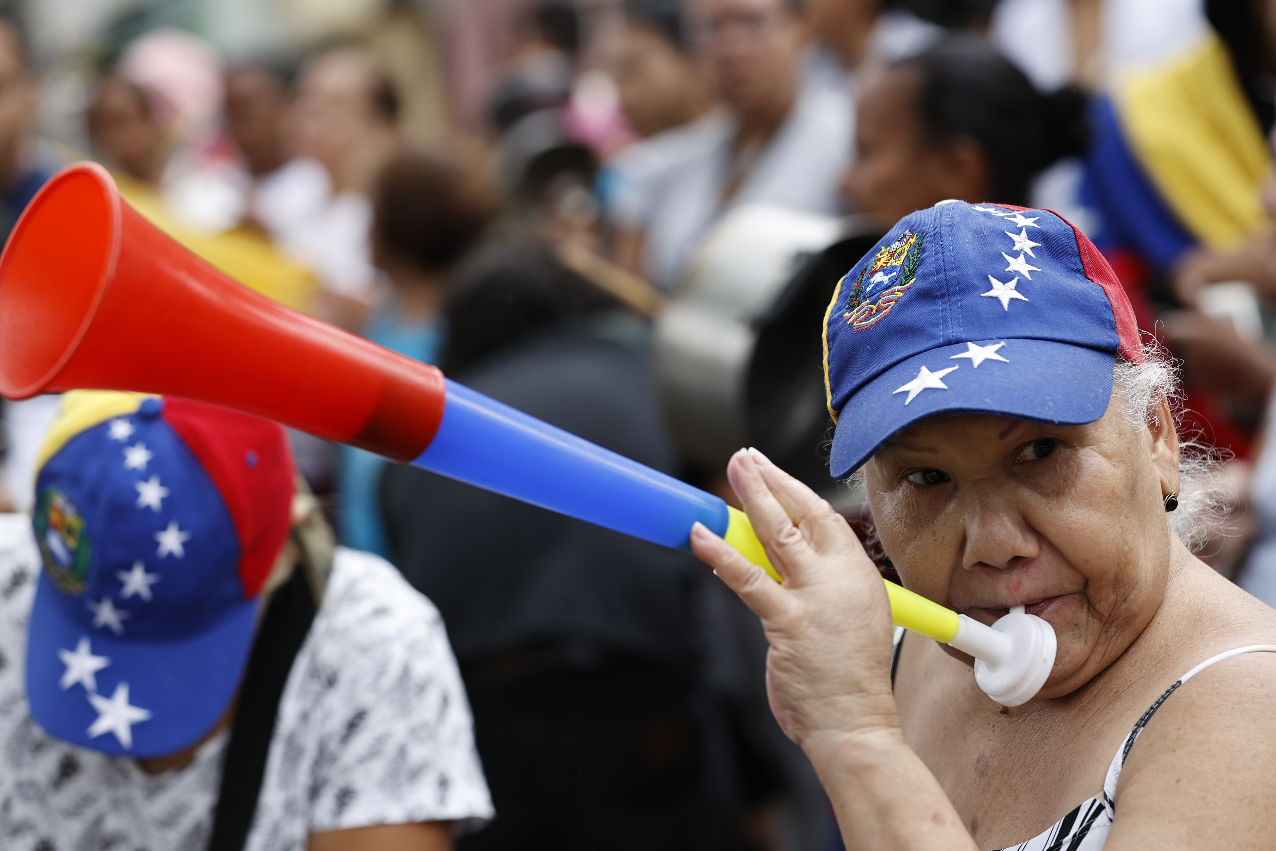 AME6277. CARACAS (VENEZUELA), 29/07/2024.- Una mujer participa en una manifestación luego de los resultados de las elecciones presidenciales este lunes, en Caracas (Venezuela). EFE/ Henry Chirinos