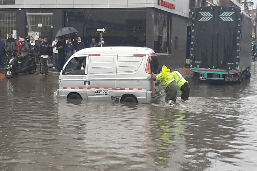 Emergencia por lluvias en Bogotá: se inundó el canal de Comuneros