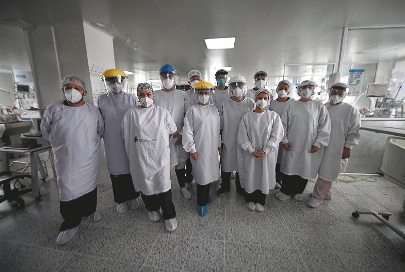 El equipo de la salud y asistencial que asiste uno de los turnos en la unidad 3 del Hospital Tunal.