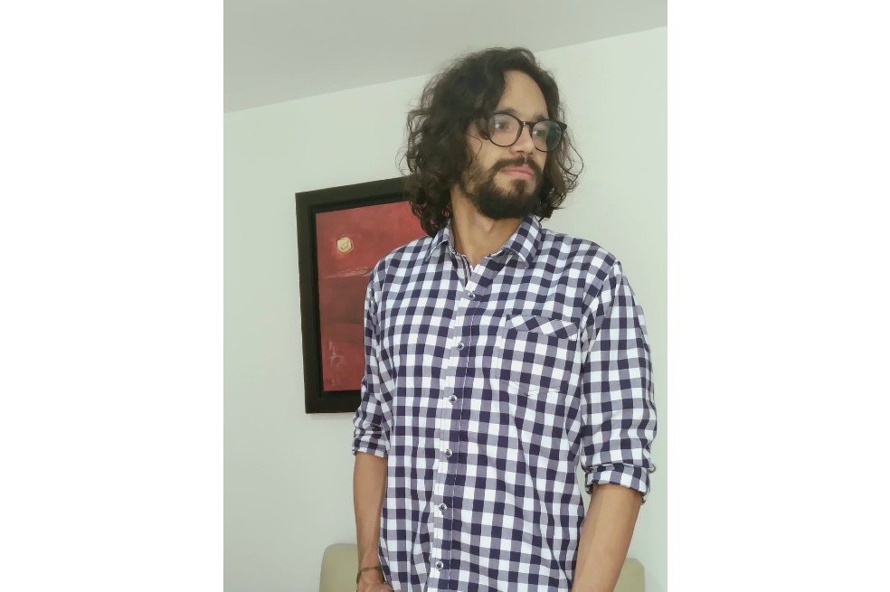 Andrés Castañeda, autor de Epitafio, siete cuentos suicidas (2021) y Flores para mis muertos (Nueve editores,2022). Desde 2021, dirige y presenta Maligno, pódcast dedicado a rock colombiano.