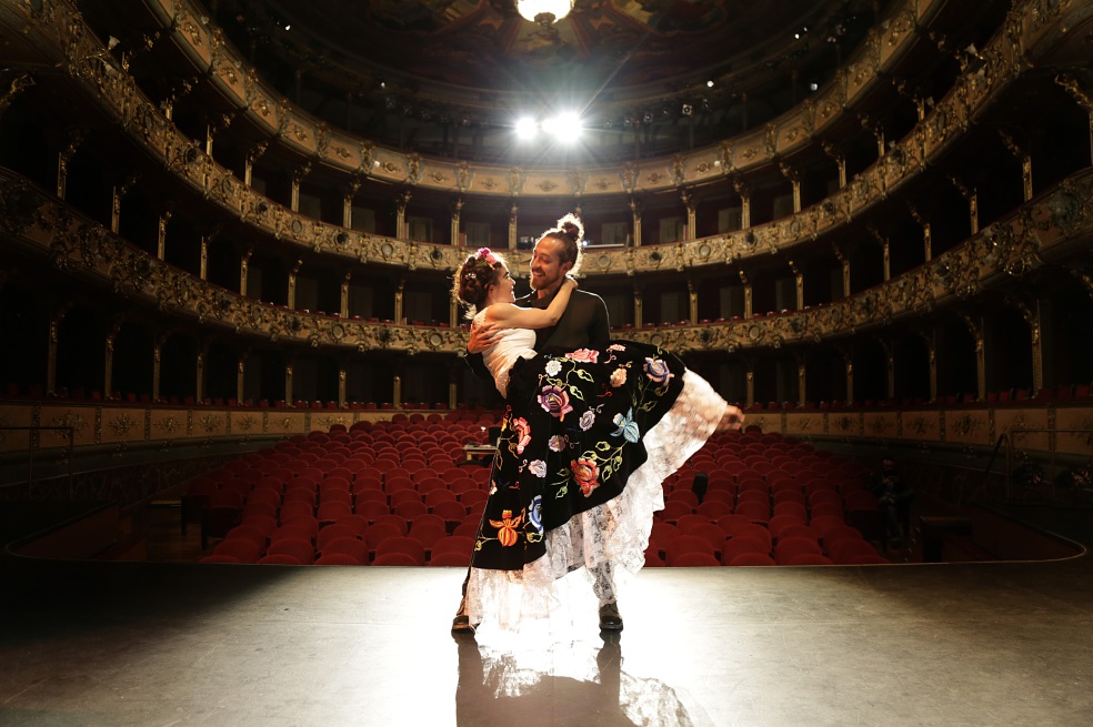 Flora Martínez y Jimmy Rangel durante uno de los ensayos del espectáculo “Frida libre”, que regresa a la cartelera de teatro en Bogotá. / Andrés Gómez S.
