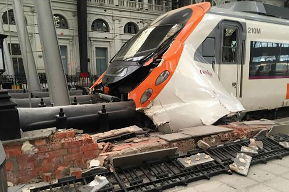 Accidente de tren de cercanías en Barcelona deja 54 heridos, uno grave