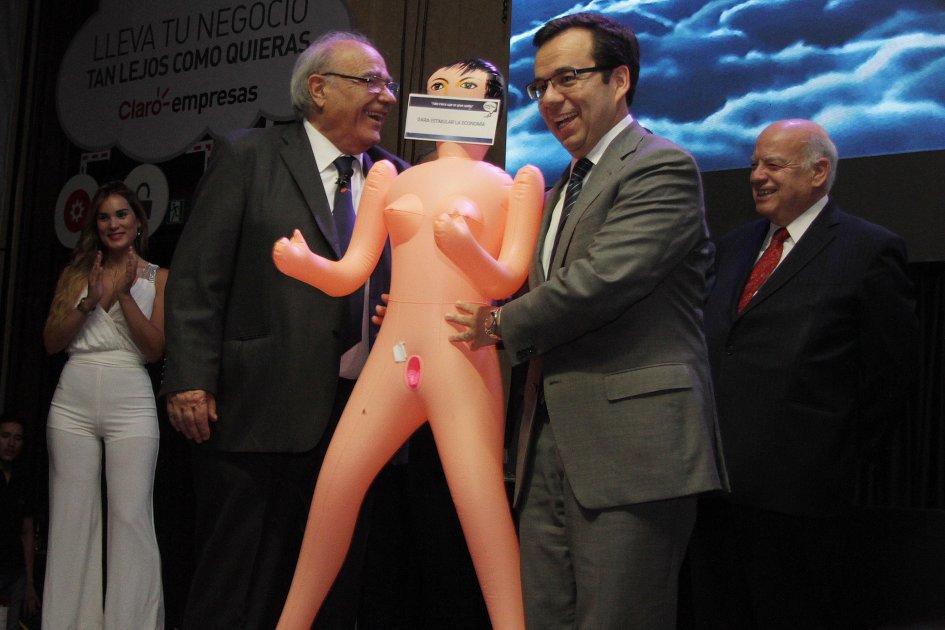 Lluvia de críticas en Chile por muñeca inflable que le regalaron al ministro de Economía