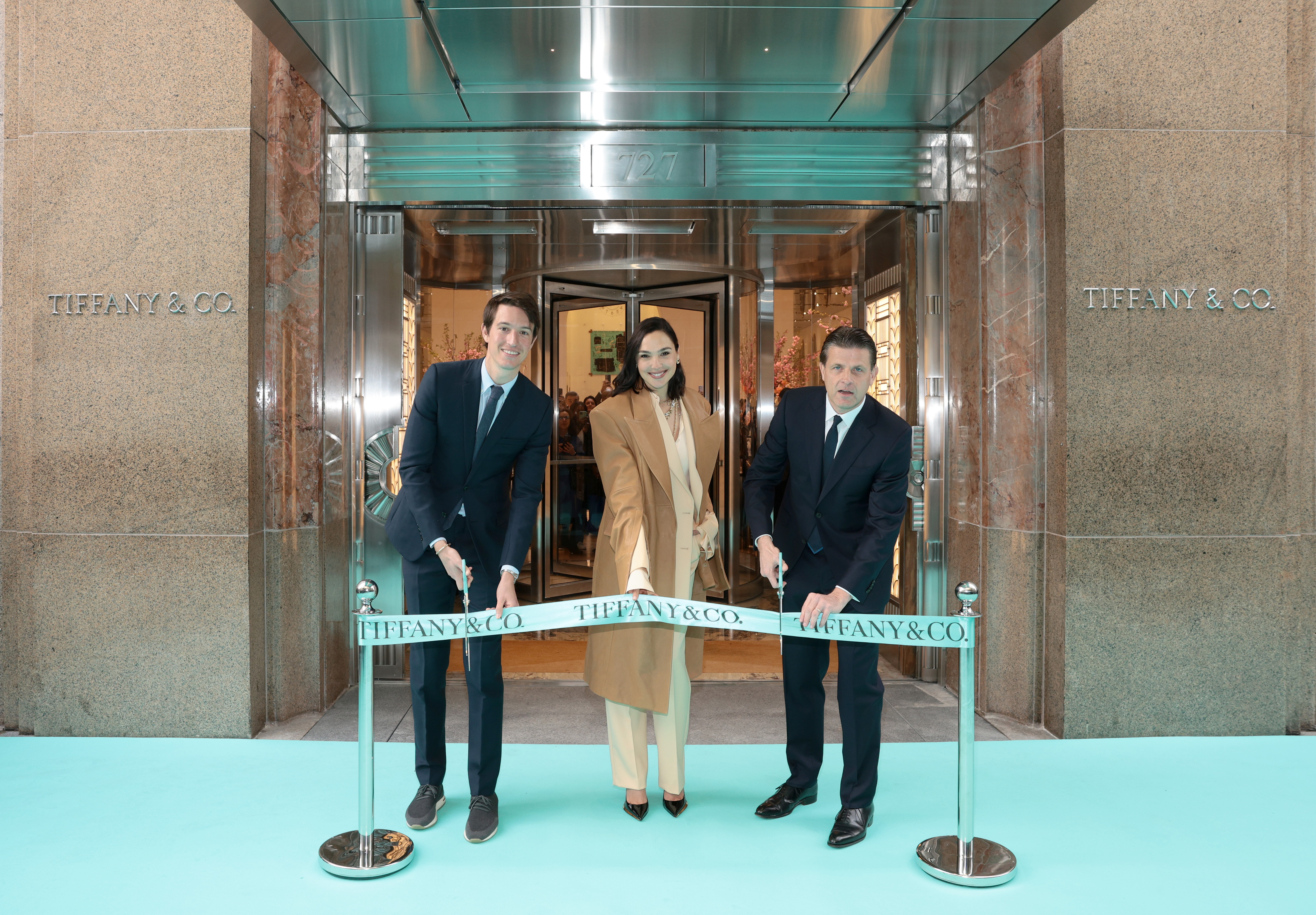 Alexandre Arnault, Gal Gadot y Anthony Ledru cortan la cinta durante la reapertura de la tienda insignia Tiffany en Nueva York. Foto: Dimitrios Kambouris/Getty Images